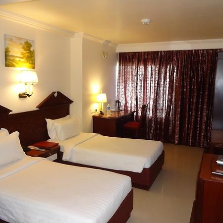 Westway Hotel Kozhikode Exteriör bild