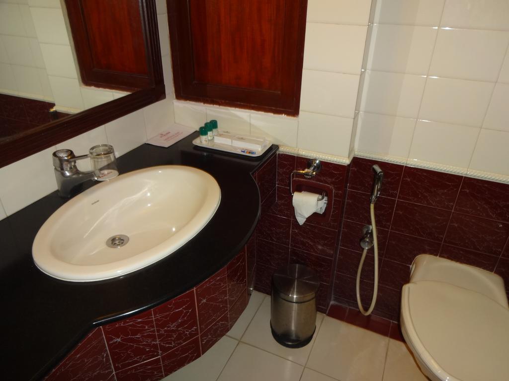 Westway Hotel Kozhikode Exteriör bild