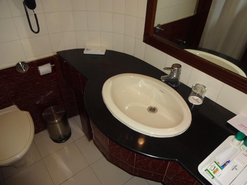 Westway Hotel Kozhikode Exteriör bild