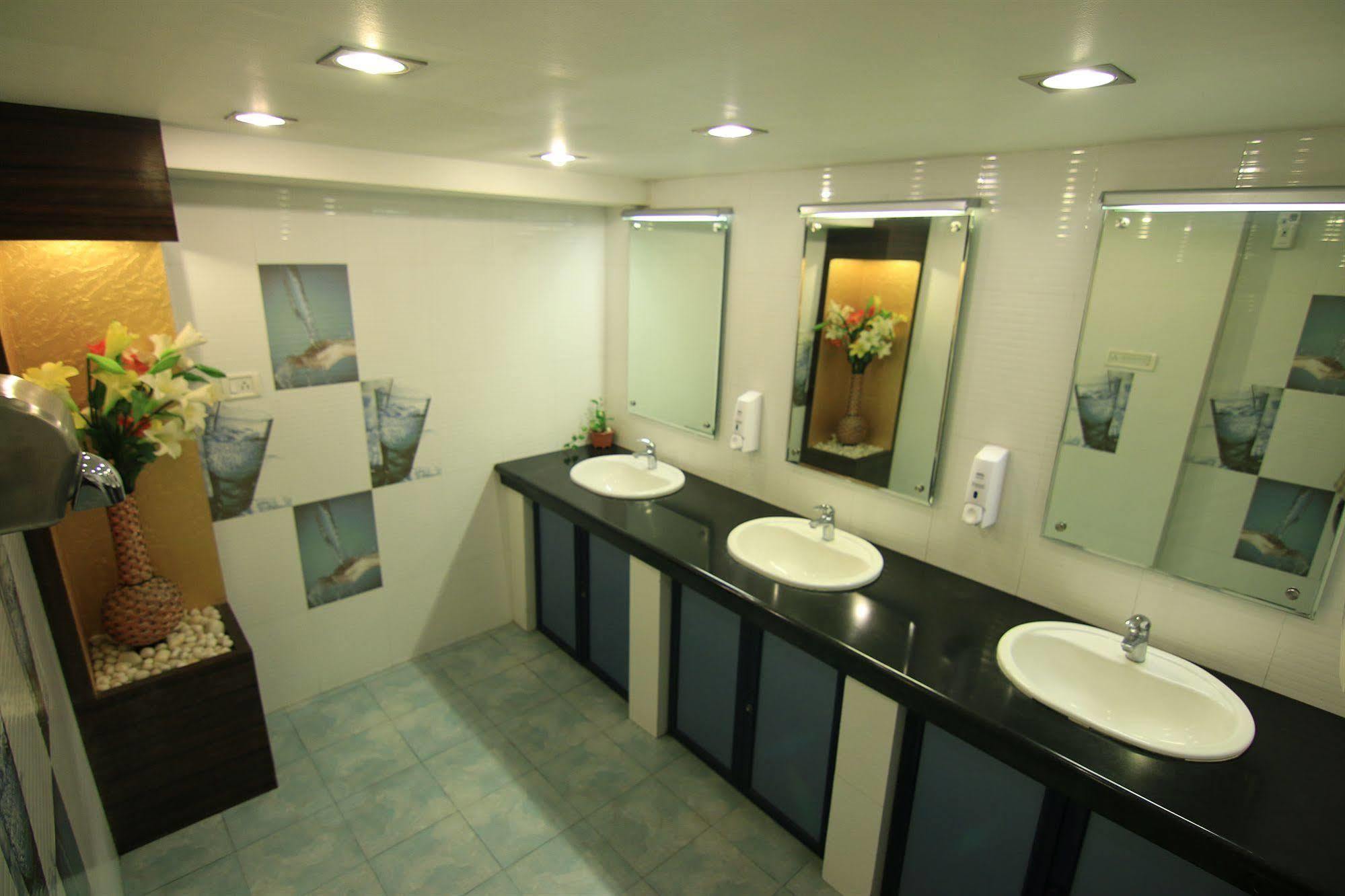Westway Hotel Kozhikode Exteriör bild