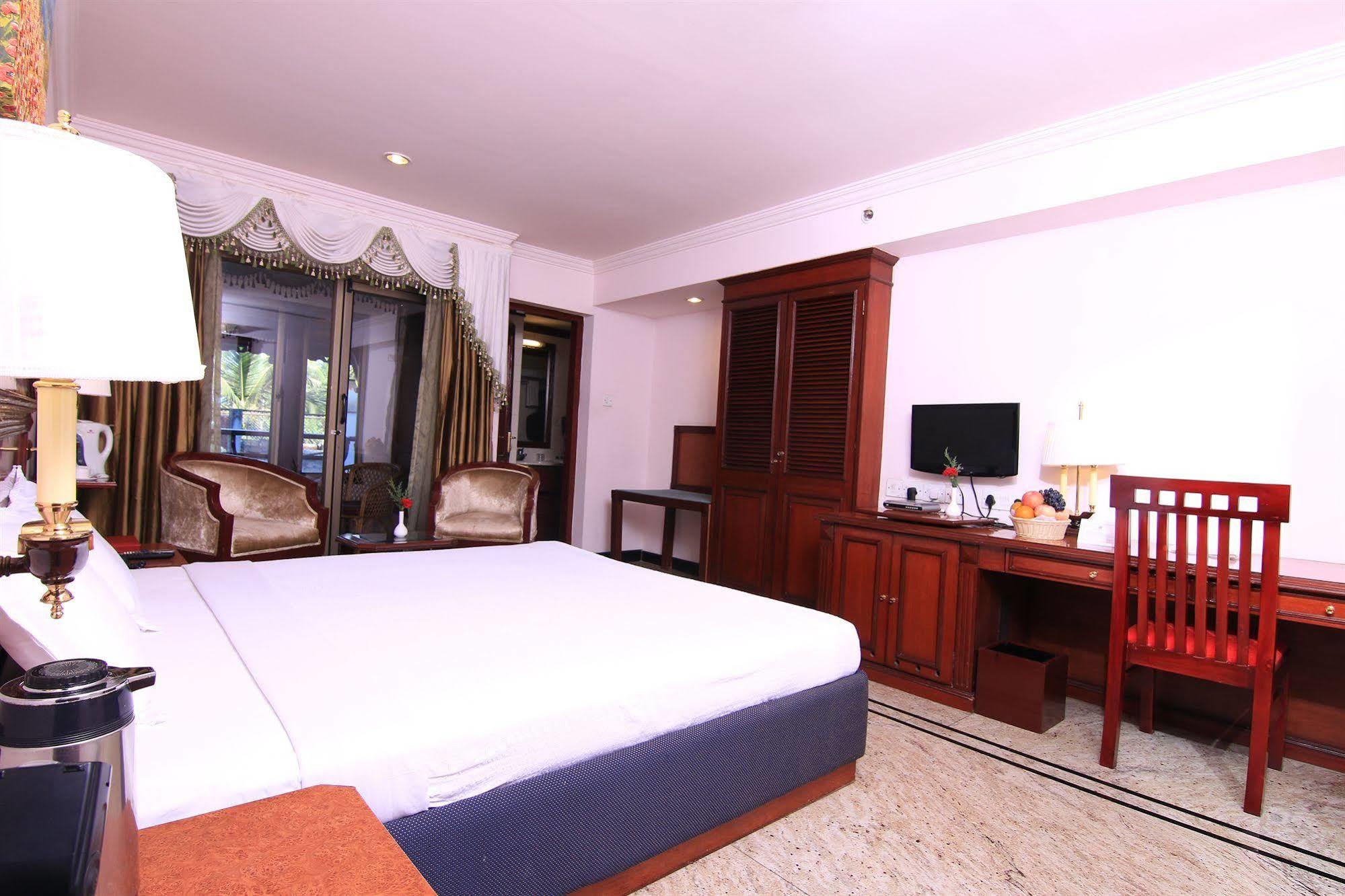 Westway Hotel Kozhikode Exteriör bild
