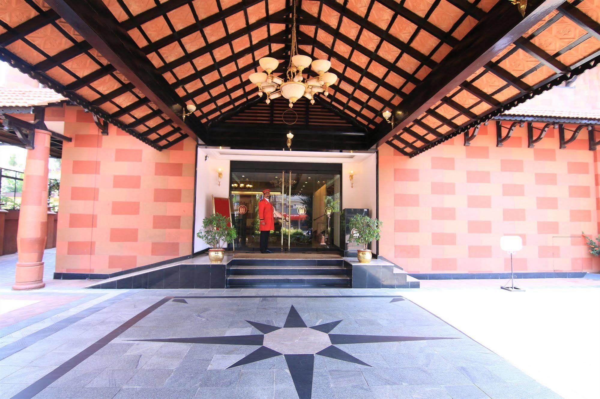 Westway Hotel Kozhikode Exteriör bild