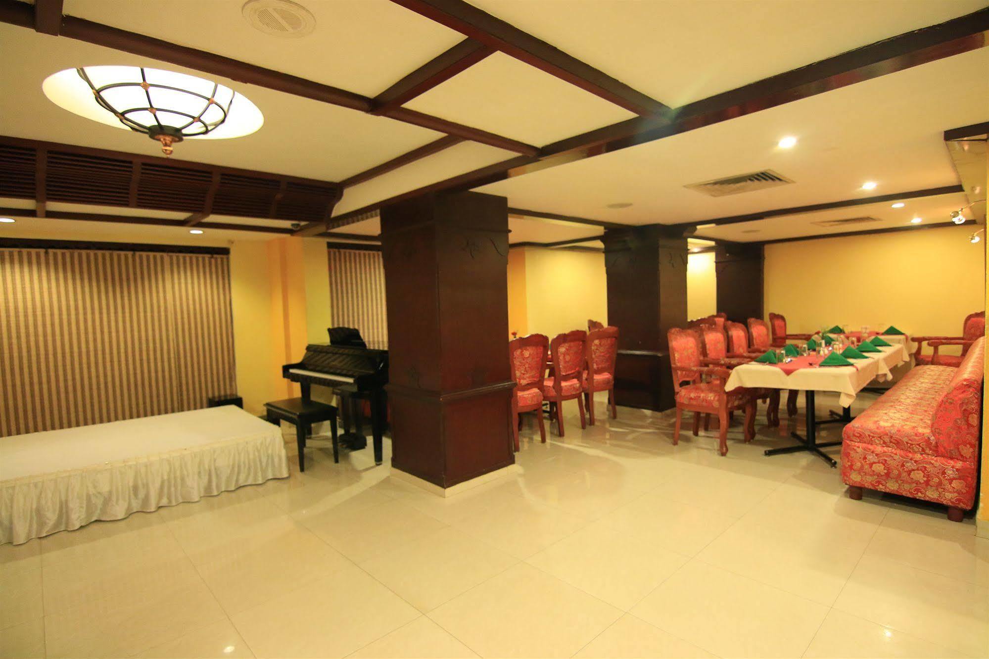 Westway Hotel Kozhikode Exteriör bild