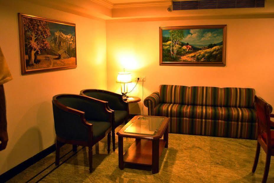 Westway Hotel Kozhikode Exteriör bild